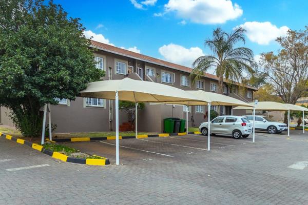 Harcourts Maritz exclusively presents this attractive 1st floor apartment in the heart of Die Hoewes, walking distance to Village ...