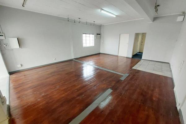 Available: immediately

great visibility! 

80.06 sqm retail space available for rent
R157 / sqm

Rent: R12560 ex vat
Deposit: ...