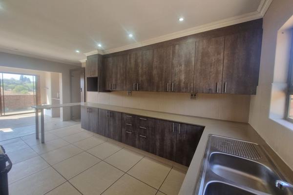 This 2 bedroom first-floor garden cottage, located in the idyllic Randjesfontein Estate, has been newly renovated and extended.

The ...