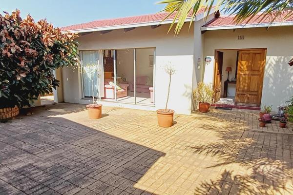 This home consists of:

24 hour guarded security estate
3 bedrooms
3 bathrooms
kitchen
lounge
TV Room
dining room
double ...