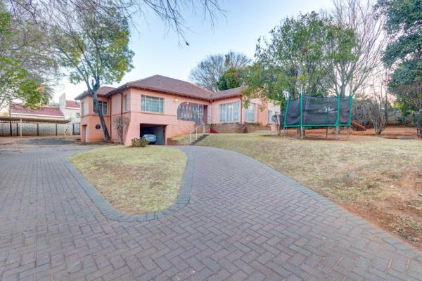 Seller asking R 2 999 000
Considering offers above R 1 999 000

Discover the timeless ...