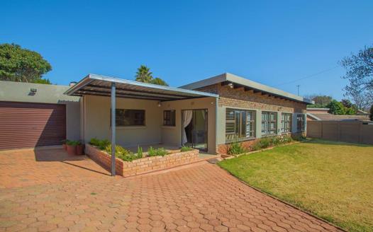 6 Bedroom House for sale in Roodekrans