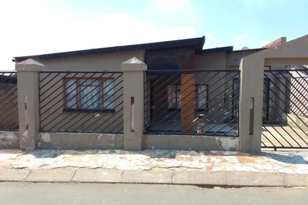 3 Bedrooms
Dinning
Lounge area
Kitchen 
Full bathroom

Deposit R4500