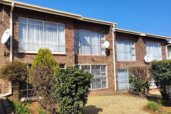 Neat unit in safe &amp; secure complex! 

Featuring: 
2 large bedrooms
Large study (can be used as a 3rd bedroom!)
Lounge
Dining ...