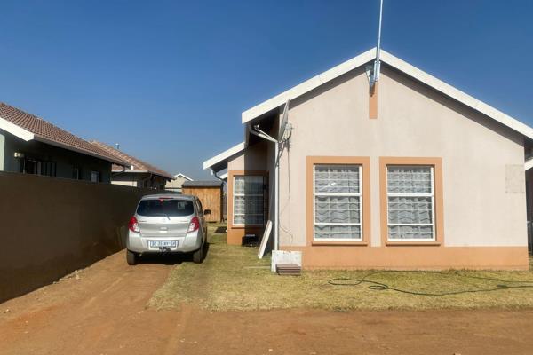 Discover the charm of this cozy 2-bedroom house in the desirable neighborhood of Salfin, Carnival Green, Boksburg. Perfectly suited for ...