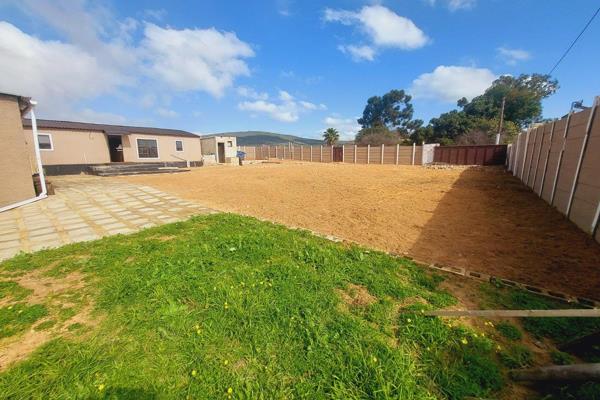 EXCLUSIVE SOLE MANDATE : This is such a lovely property where the entertainment area can be changed into a large flatlet or more ...