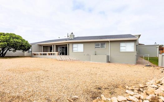 3 Bedroom House for sale in Middedorp