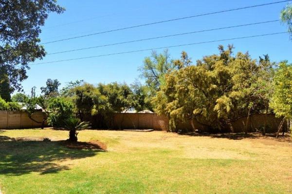 Welcome to this charming family home, perfectly positioned on a large stand of 1508m&#178; in the desirable Brackendowns neighborhood. ...