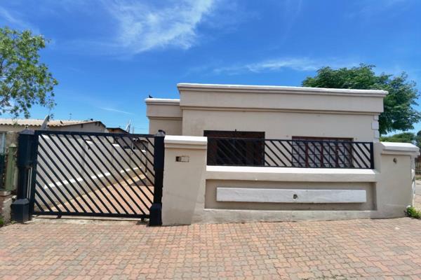 Offers from R780 000. Owner asking for R800 000...

This is a very beautiful property with 2 extra outside rooms. It&#39;s a walking ...