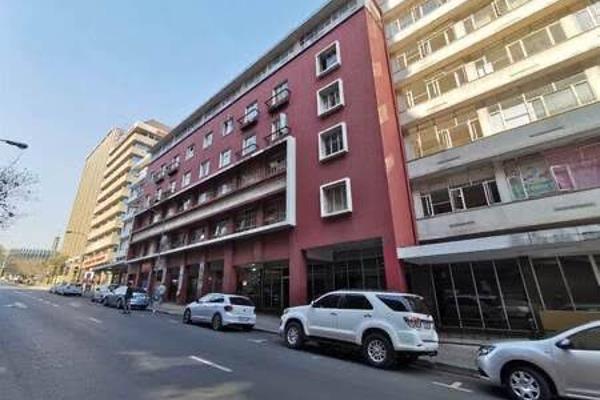 Apartment for sale in Braamfontein 

R480 000.00




This conveniently located bachelor pad is a stone&#39;s throw away from ...