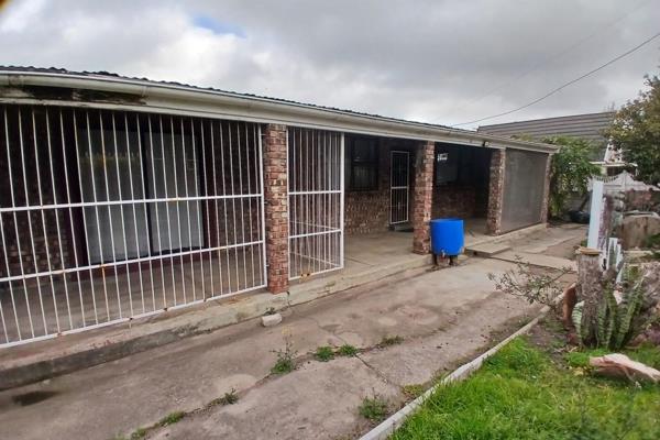 Discover this lovely 3 bedroom, 1-bathroom home with a separate toilet, perfectly situated on a quiet, secure street in Humansdorp. The ...