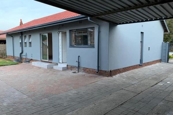 3 Bed, 2 bath and flatlet available 1 September in Vanderbijlpark SE 6

The property boasts with a 3 bedroom house and 2 bathrooms of ...