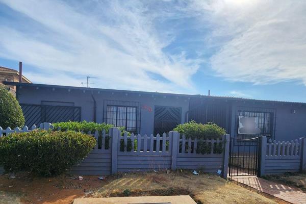 Prime Commercial-Potential House for Sale in Robertsham, Johannesburg 

Location: 263 Kimberley Road, Evans Park, Johannesburg ...