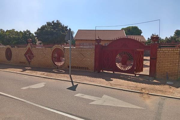 Grab hold of this once in a life time rental deal at Soshanguve GG.
This 2 bedroom house is in a safe area,surrounded by a  caring ...