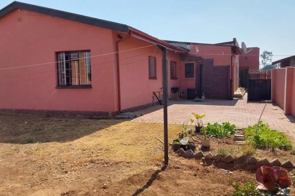 This is a large home you cannot missed. You may use it for investment in good area close to Airport and Gautrain.
This house consist of ...