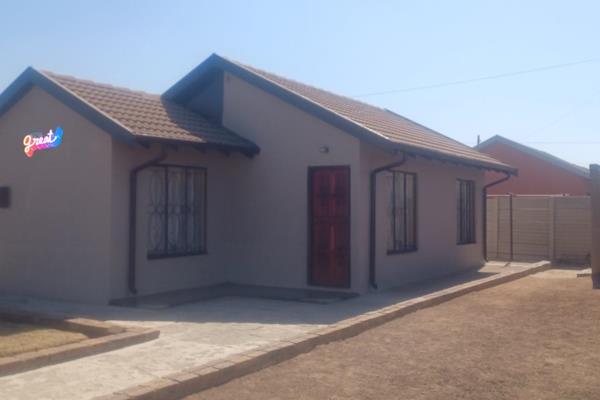 Nice and Neat 3 Bedrooms House For Sale 

Outside Toilet 

Paved yard. 

Amenities
LLING STATION 1 km Engen 1.05 km Usaid Auto ...