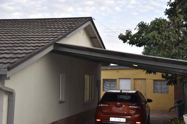 This is a three bedrooms house with a living lounge and separate kitchen.

Outside is a big car port to accomodate two vehcles.

In the ...