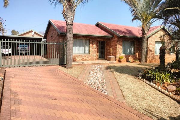 * This neat 3 bedroom home offers,
2 bathrooms ( one En-suite )
Open plan dining lounge area
Modern kitchen with ample ...