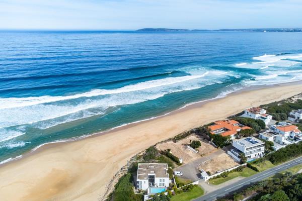 Discover your ideal coastal retreat just steps from Keurbooms Beach.
Sole Mandate
Nestled in the charming town of Keurboomstrand, this ...