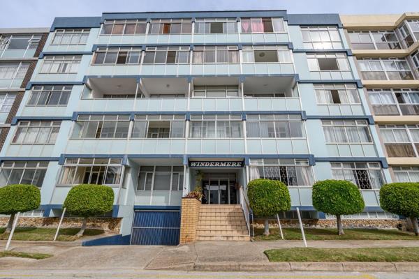 Make this spacious flat into your beautiful home.
Owned for many years and been a ...