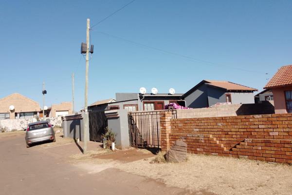 Potential Investment Property in Thokoza Extension 5
This property is located in Thokoza Extension 5 and offers a total of 6 separate ...