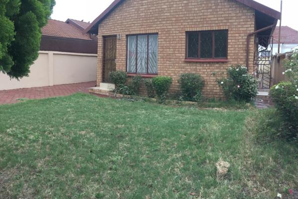 This house is close to  Renbro and Kopanong shopping centres , between and close to  two major roads (N1 andamp; R101). I offers the ...