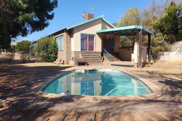 3 Bedrooms, main with en-suite, 2 bathrooms.
Lounge, dining room and very spacious entertainment room.
Outside braai area with a pool ...