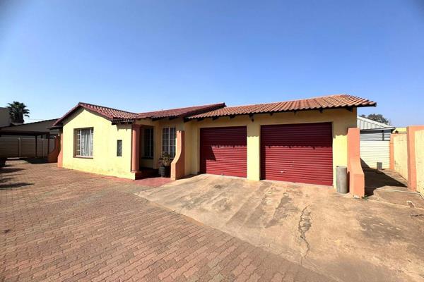 House For Sale In Vosloorus , Paradise park Ext 13.

Charming three bedrooms and double garage house in Vosloorus Extension 13.

This delightful three bedrooms with built-in wardrobes, This home offers perfect blend of comfort and convenience. 
Featuring spacious living ...