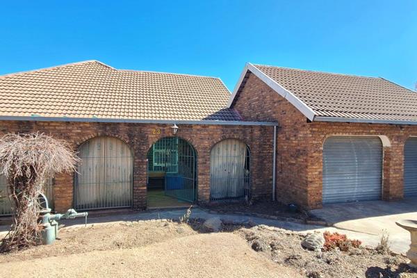 Stunning tiled roof home for sale in the heart of Magaliesburg.
Stand size is 1983 m2 ...