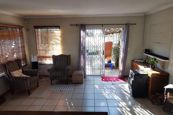 This property consists of:
3 bedroom house with a shared flatlet on the premises which is currently occupied.
2 Bathrooms: Guest ...