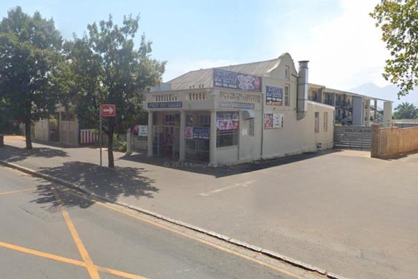 Seize the opportunity to own a well-loved Fish &amp; Pizza restaurant, a staple in the Paarl North community, known for its exceptional ...