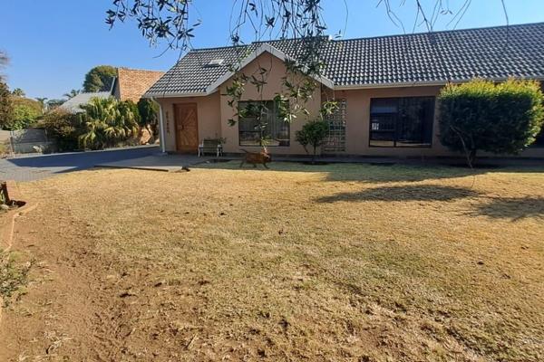 Welcome to this stunning family home in Witkoppie Ridge, perfect for those who love to entertain and want an extra income ...