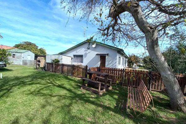 House with flat situated on a large erf for sale and is centrally situated.  Close to Hartenbos beachfront and CBD.  Langeberg Mall ...