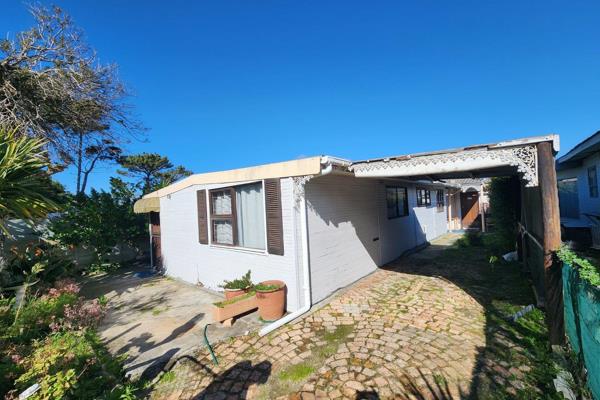 3 Bedroom home available in Klein Overberg Resort
Bathroom with shower and bath.
Fitted kitchen and open plan living area.

Pets ...