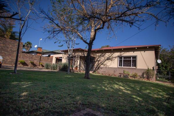 Offers invited from R1.75m asking R1.85m... Inviting all offers, must sell. 3 Bed house plus 2 bed flat. Situated in the picturesque Pierneef Ridge area, this beautiful and modern 3 bedroom home is a dream come true for any ...