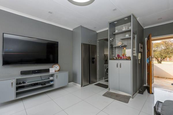 This beautiful upstairs unit has 24-hour security.

When you walk up the stairs to enter this fully tiled open-plan unit, you enter ...