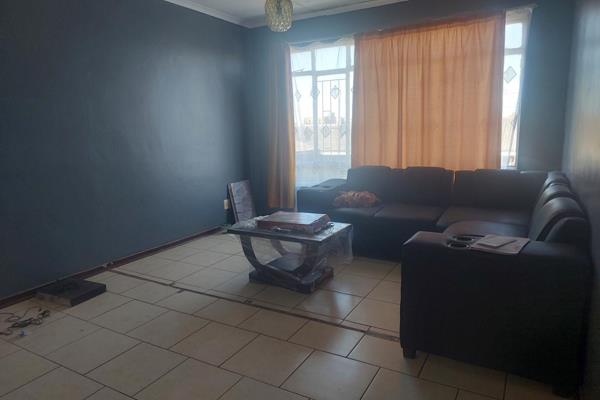 Spacious and secure apartment to let in Central Vereeniging.  Ideal lock up and go unit for small family, students or young ...