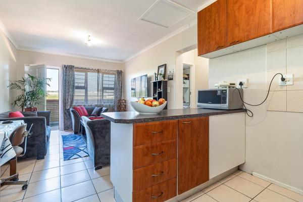 This lovely first floor apartment with excellent location is close to public transport, walking distance to Brackenfell CBD, major ...