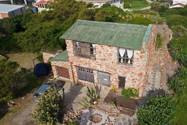 EXCLUSIVE MANDATE - Welcome to Cape St Francis!

This unique 3 bedroom, 3 bathroom home ...