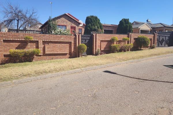 A very nice property in Rabie ridge with 2 big cottages .This house consists of three specious bedrooms, one bathroom , lounge , a ...