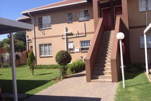 2 bedroomed simplex town house
Own carport plus 1.extra parking
24 hours security
Available from 1.9.24
Pool in complex with patio