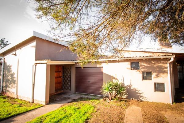 Discover a fantastic opportunity to own a this two-bedroom home with separate flatlet in one of Vredenburg&#39;s well-established ...