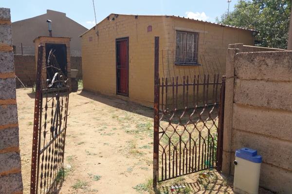 Urgent Sale in Daveyton, this property has two bedrooms, a lounge, a kitchen, and an outside toilet


 All paperwork is in order