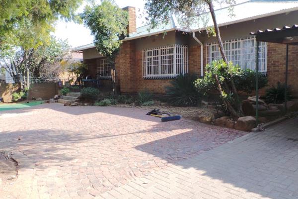 Standard Bank mandate easy sell.Four bedrooms, two bathrooms M.E.S. family home in ...