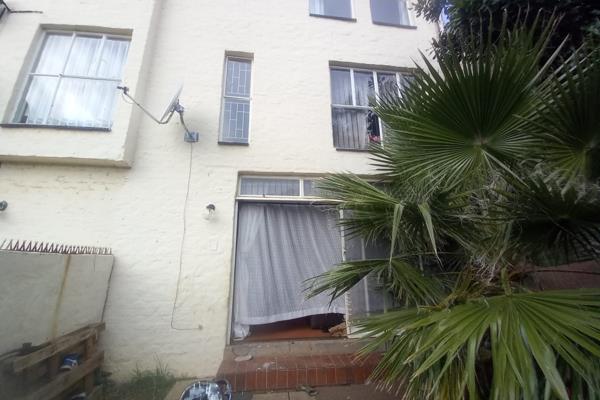 This three storey, three bedroom townhouse is surprisingly spacious and quirky but needs some loving TLC.  The large windows make this ...