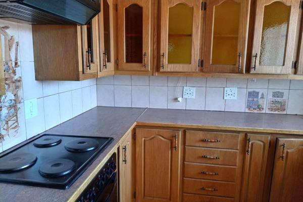 This spacious one bedroom apartment is situated in popular Strubenvale area, offers one bathroom with a shower in the bathtub, basin ...