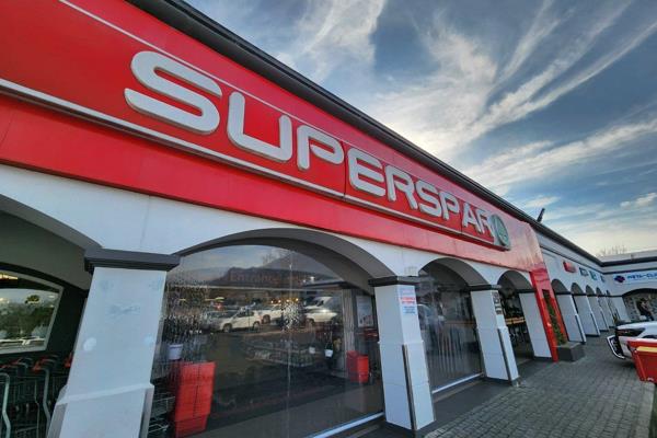 Situated at the most popular shopping centre in Stellenbosch, this modern shop has ...