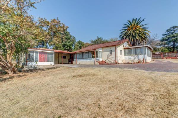 3 Bedroom, 1.5 bathroom, home on large stand in Ferndale, with garden cottage.

This old Ferndale lady is looking for some love.

Main ...