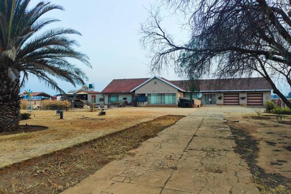 Size: 2.6 hectares

Main Features:

House: 
3 bedrooms, 2 bathrooms, wooden kitchen, scullery, lounge TV room, dining area &amp; ...