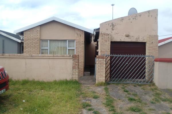 3 bedrooms main house 
1 bedroom outside 
lounge
dining room
garage
kitchen
